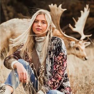 Gimmicks by‎ BKE Limited Edition Multicolor Floral Velvet Cardigan Size Large